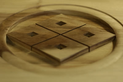 家紋「丸に四つ目菱」 Japanese family crest of wood carving