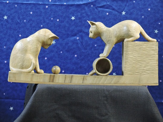 遊んでいる時の木彫りの子猫二匹　two kittens of wood carving when playing
