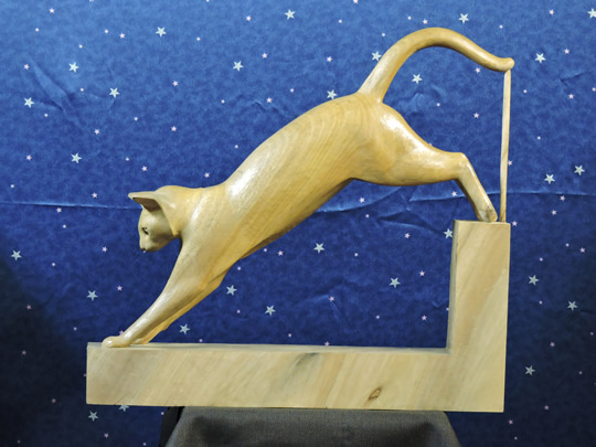 木彫りのジャンプ猫　is jump cat of wood carving