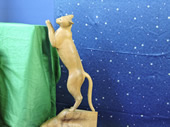 立っている時の木彫りの猫　wood carving cat of when standing