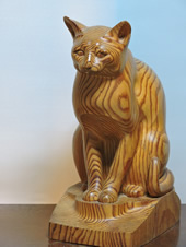 座っている時の木彫りの猫　wood carving cat of when sitting