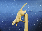 棚から飛び降りる時の木彫りの猫　wood carving cat of when jumping off the shelf