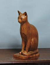 座っている抽象的な木彫りの猫　sitting sbstract wood carved cat