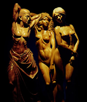 木彫刻の女性三人　three female of wood sculpture